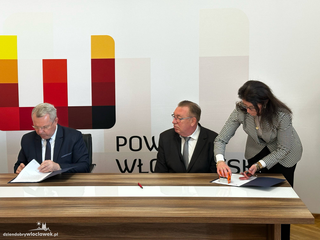Podpisanie umów w Starostwie Powiatowym