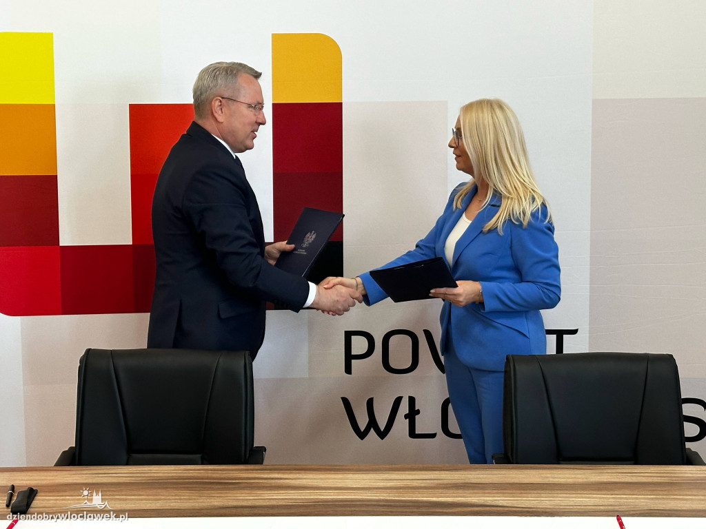 Podpisanie umów w Starostwie Powiatowym
