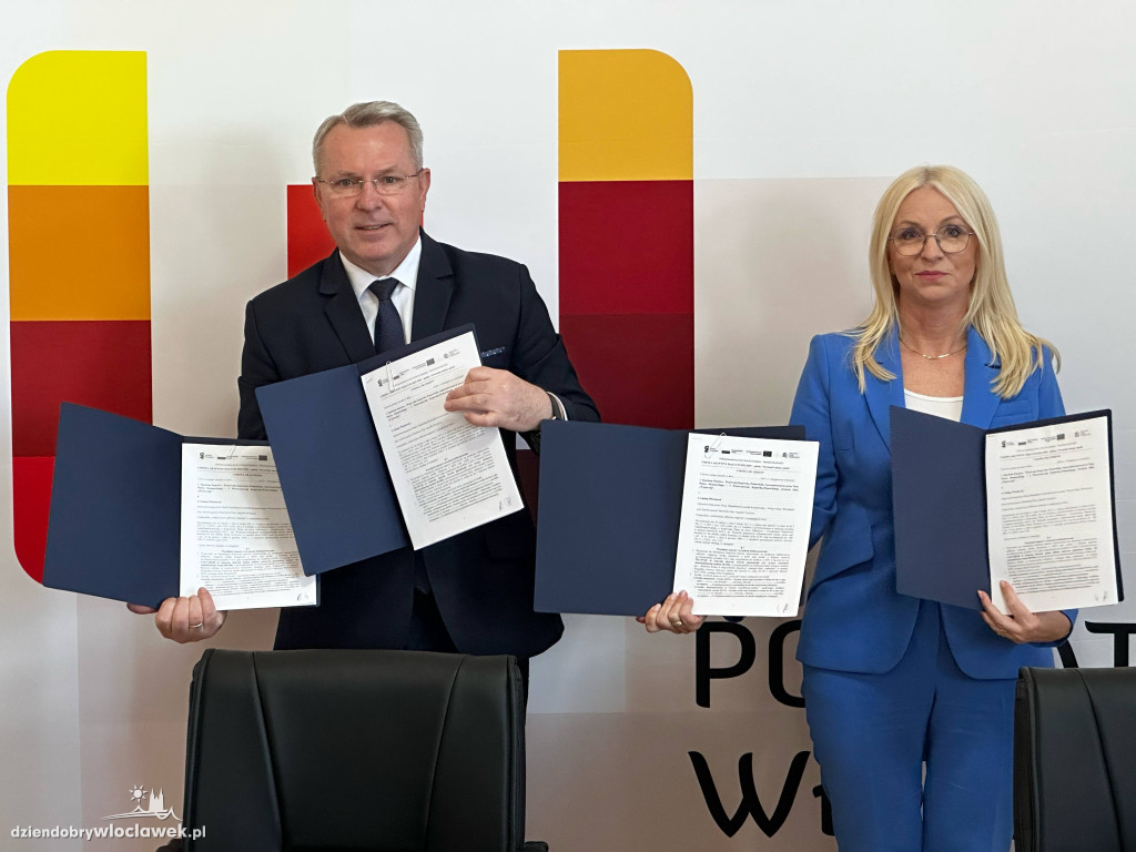 Podpisanie umów w Starostwie Powiatowym