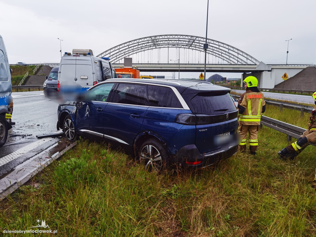 Zderzenie 2 aut i radiowozu na A1