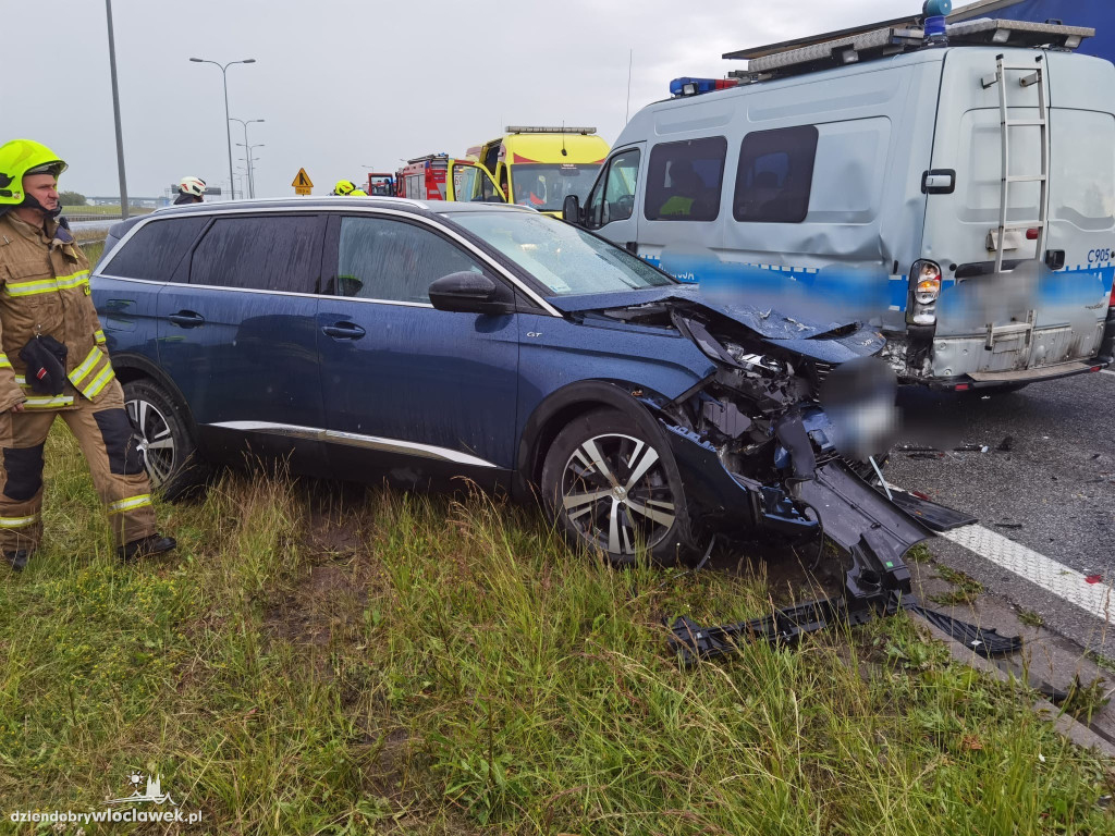 Zderzenie 2 aut i radiowozu na A1