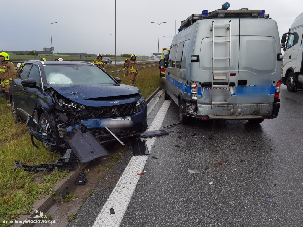 Zderzenie 2 aut i radiowozu na A1