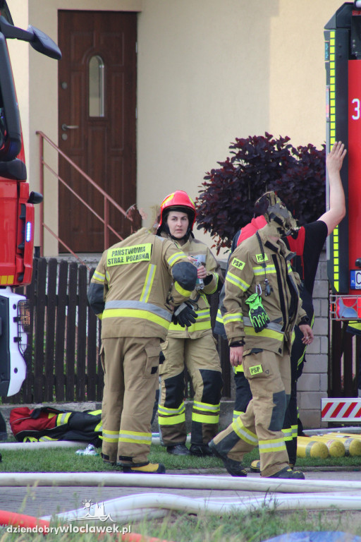 Pożar domu. 6 zastępów straży w akcji