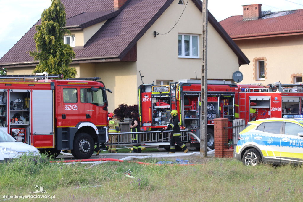 Pożar domu. 6 zastępów straży w akcji
