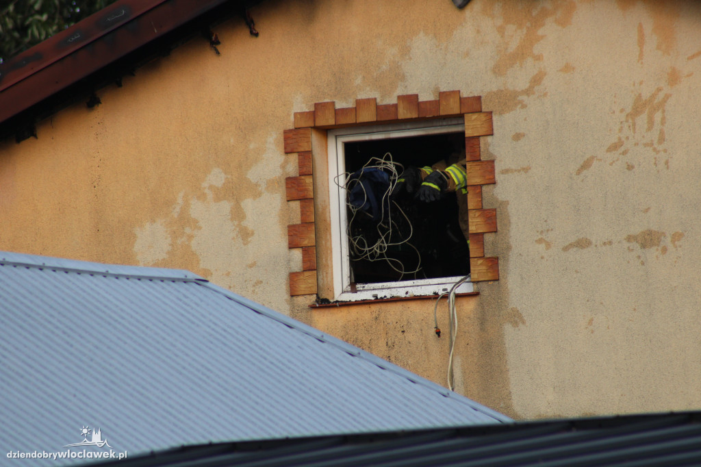 Pożar domu. 6 zastępów straży w akcji