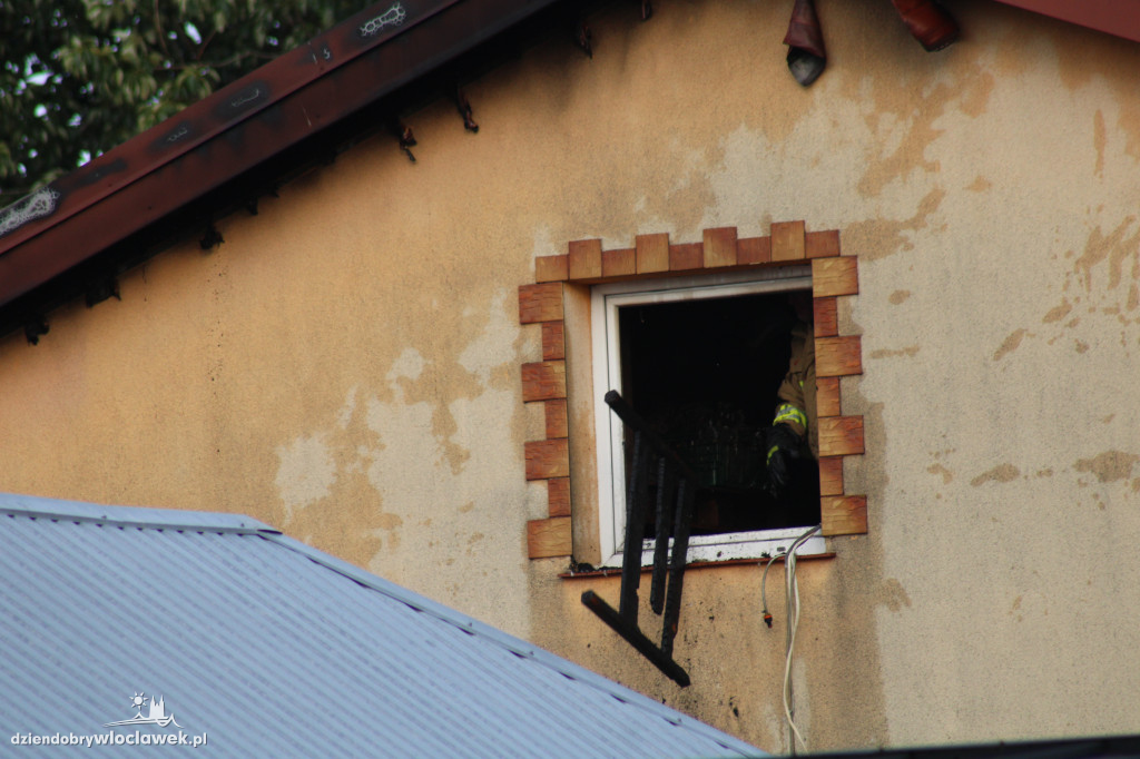 Pożar domu. 6 zastępów straży w akcji