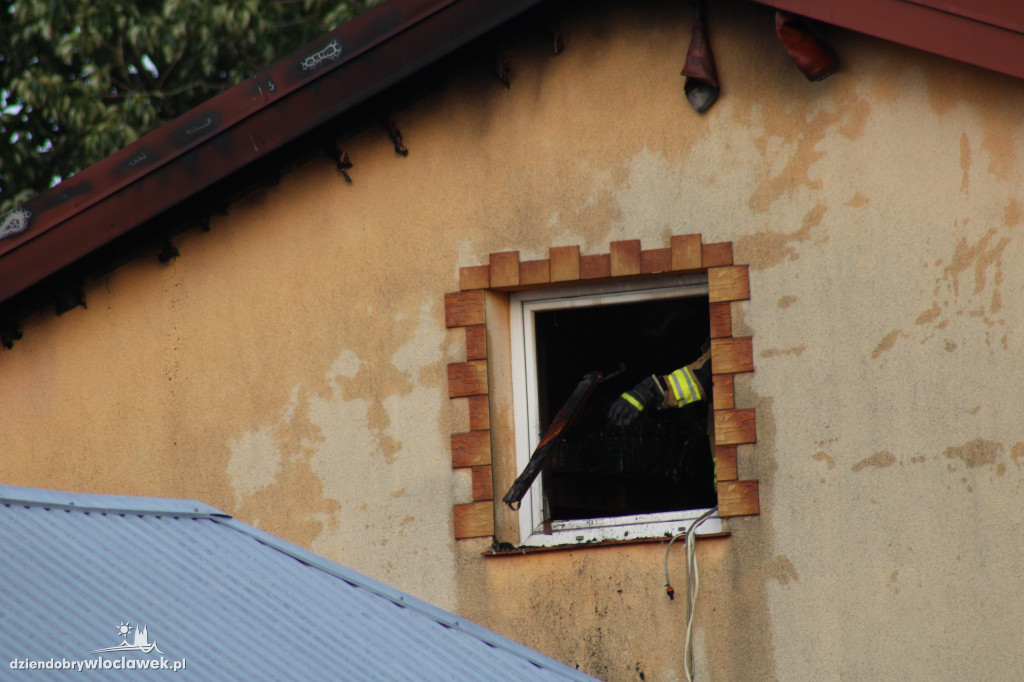 Pożar domu. 6 zastępów straży w akcji