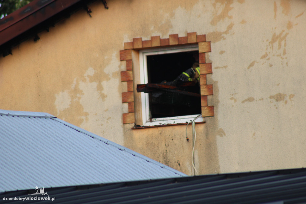 Pożar domu. 6 zastępów straży w akcji