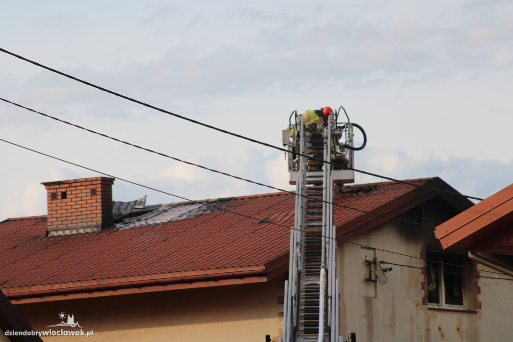 Pożar domu. 6 zastępów straży w akcji