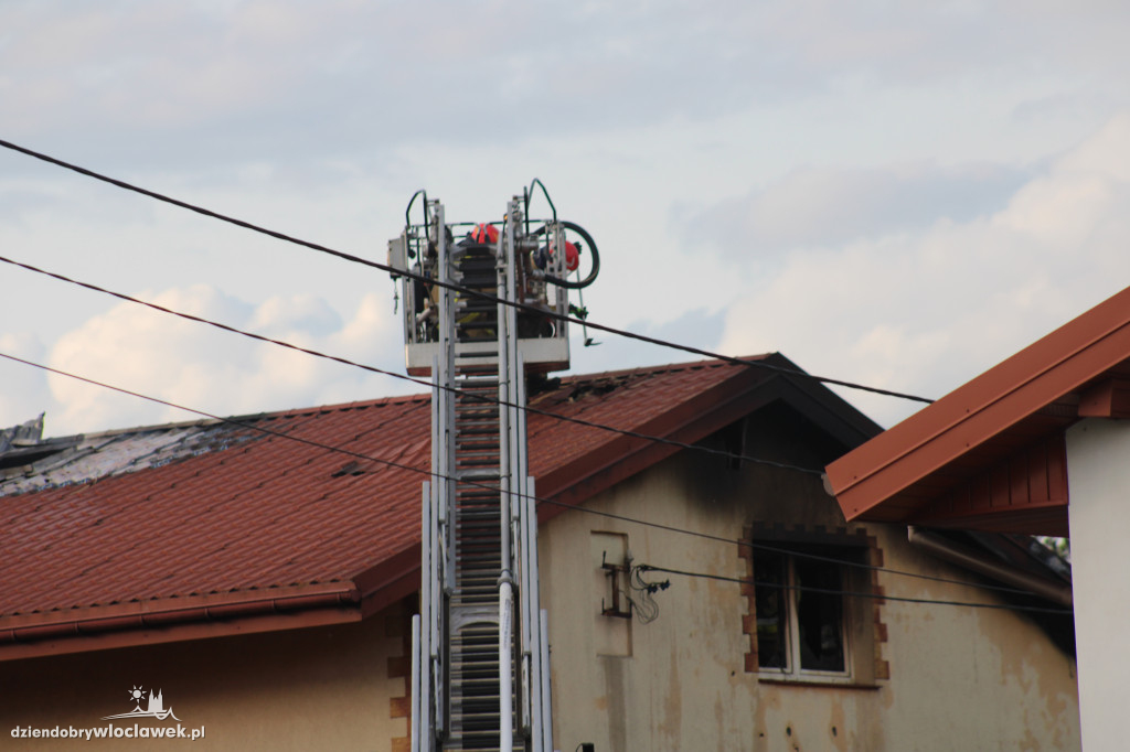 Pożar domu. 6 zastępów straży w akcji