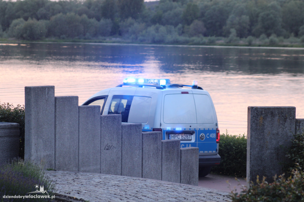 Wywołał panikę i uciekł. Pełno służb na moście