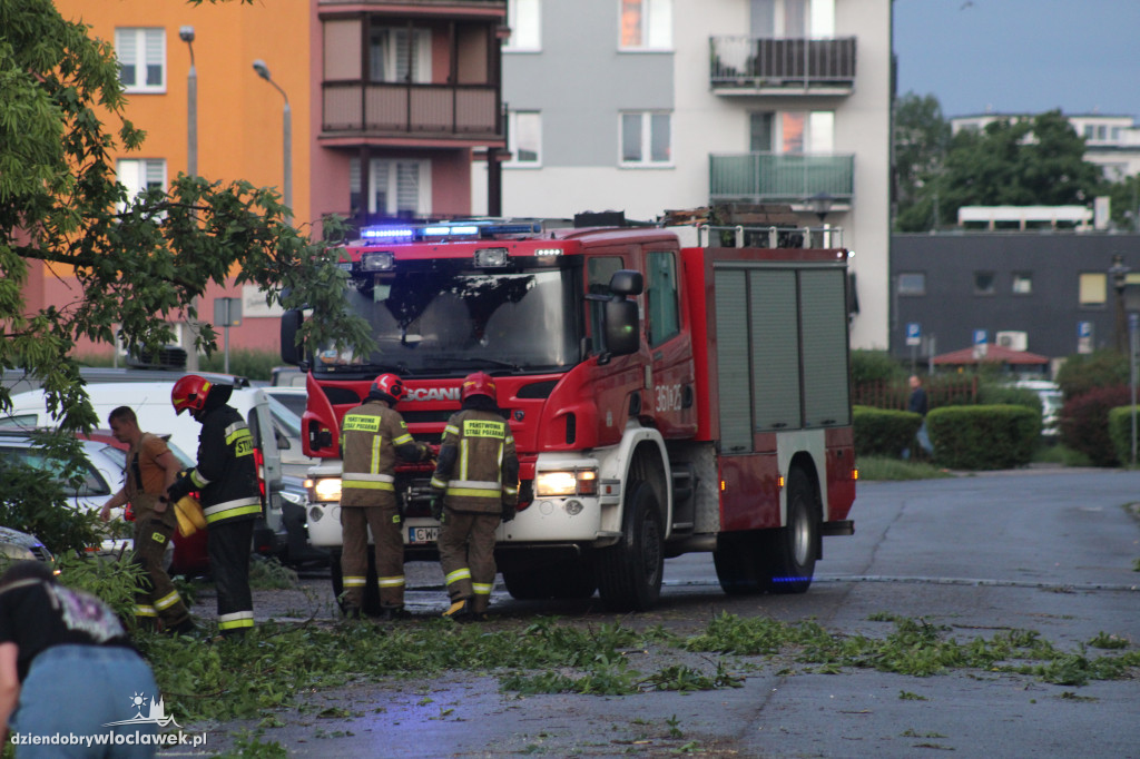 Strażacy w akcji po nawałnicy we Włocławku