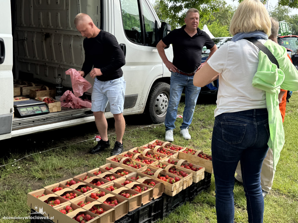 Tłumy rolników i mieszczuchów w Zarzeczewie. Trwają targi