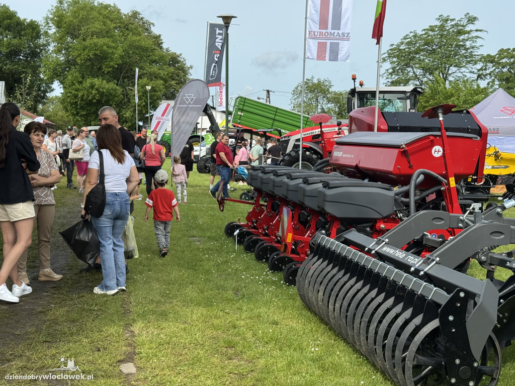 Tłumy rolników i mieszczuchów w Zarzeczewie. Trwają targi
