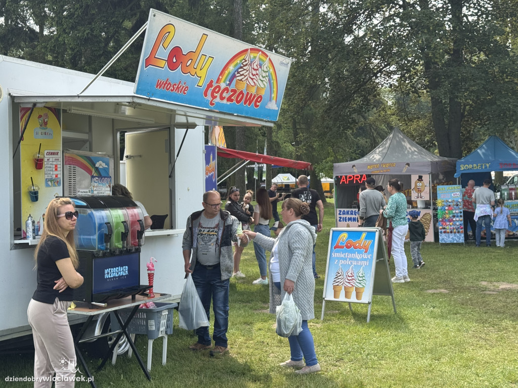Tłumy rolników i mieszczuchów w Zarzeczewie. Trwają targi