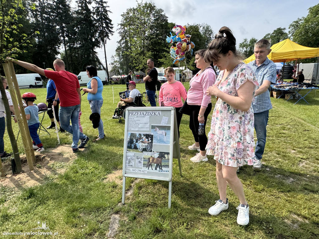 Tłumy rolników i mieszczuchów w Zarzeczewie. Trwają targi