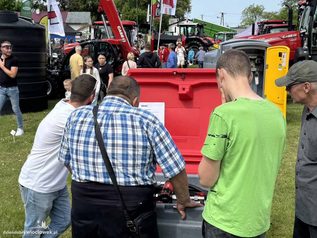 Tłumy rolników i mieszczuchów w Zarzeczewie. Trwają targi