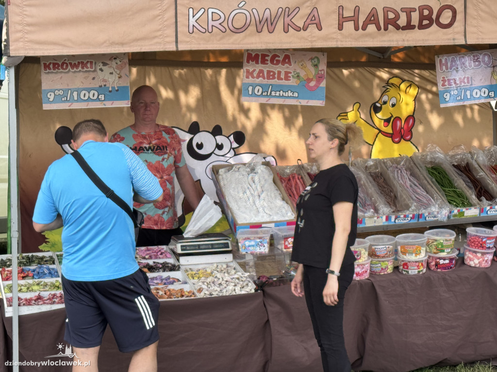 Tłumy rolników i mieszczuchów w Zarzeczewie. Trwają targi