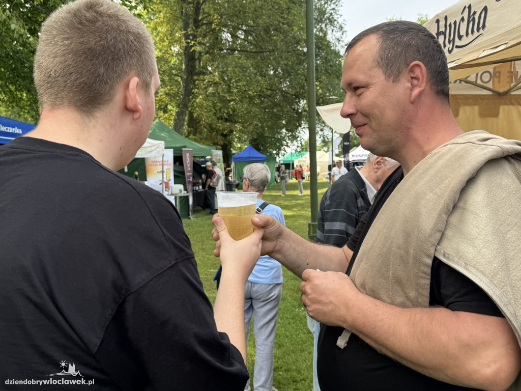Tłumy rolników i mieszczuchów w Zarzeczewie. Trwają targi