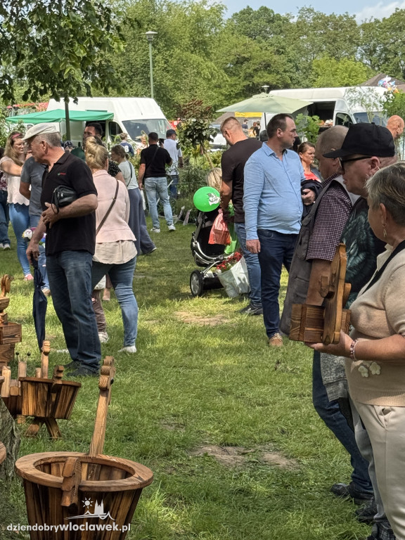 Tłumy rolników i mieszczuchów w Zarzeczewie. Trwają targi