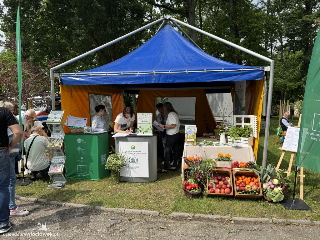 Tłumy rolników i mieszczuchów w Zarzeczewie. Trwają targi
