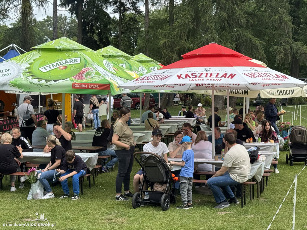 Tłumy rolników i mieszczuchów w Zarzeczewie. Trwają targi