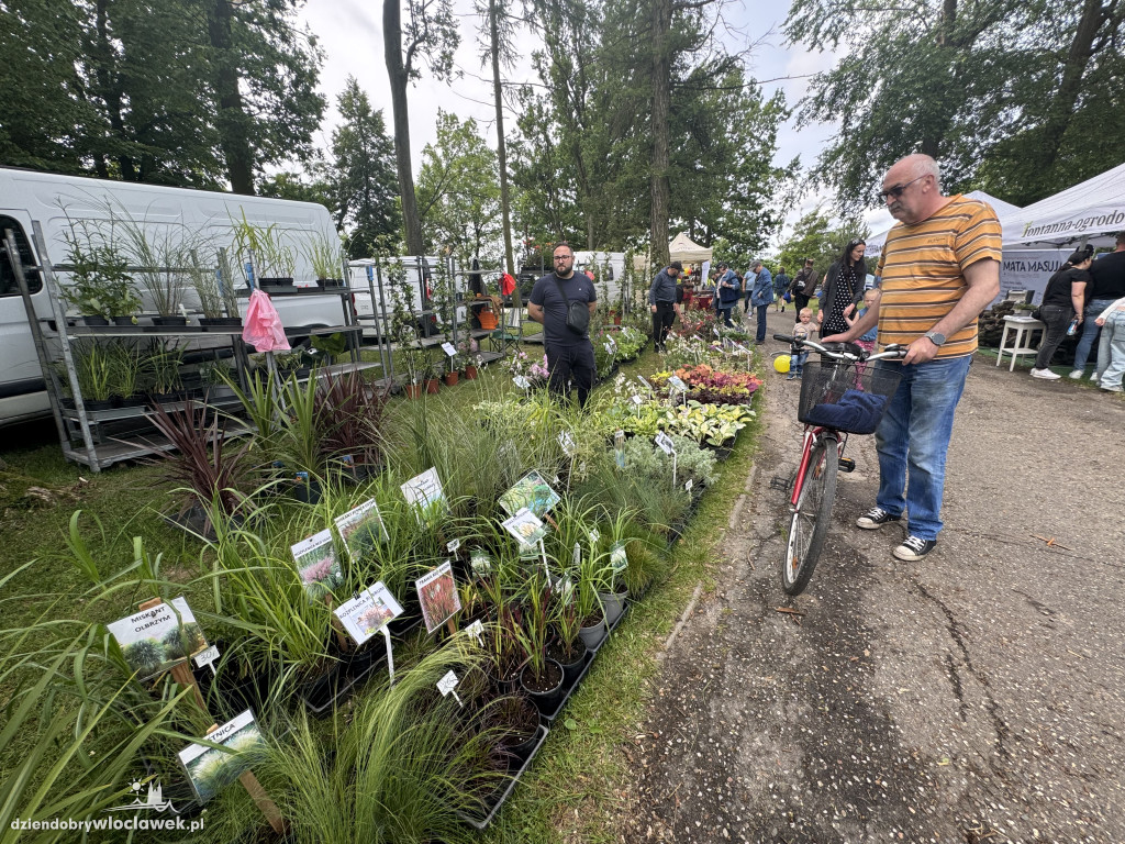 Tłumy rolników i mieszczuchów w Zarzeczewie. Trwają targi