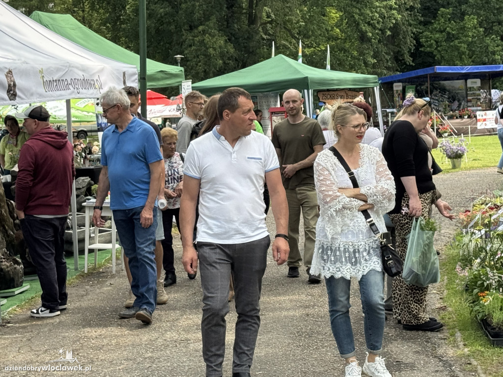 Tłumy rolników i mieszczuchów w Zarzeczewie. Trwają targi