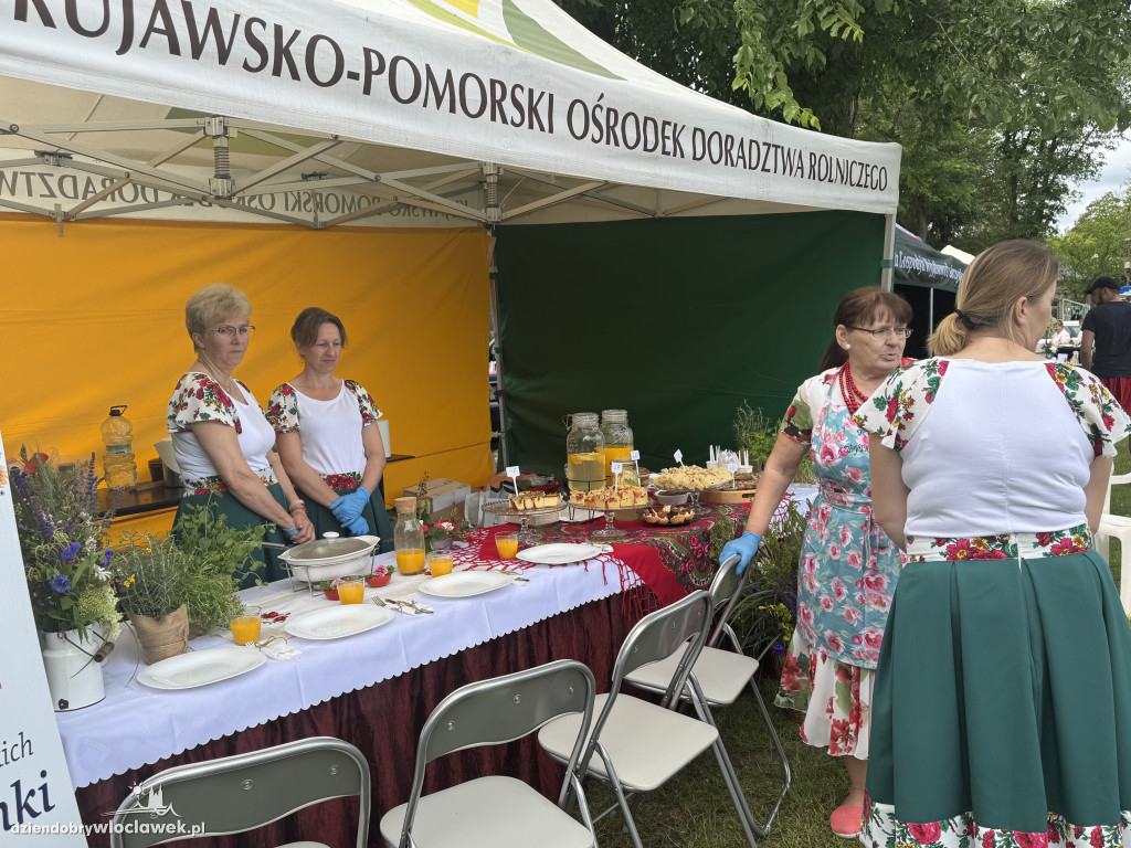 Tłumy rolników i mieszczuchów w Zarzeczewie. Trwają targi