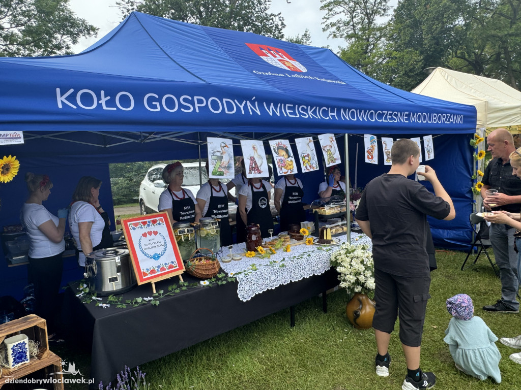 Tłumy rolników i mieszczuchów w Zarzeczewie. Trwają targi