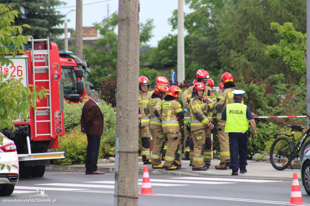 Auto uderzyło w budynek. Mężczyzna i dziecko w szpitalu