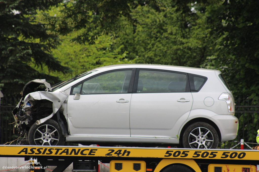 Auto uderzyło w budynek. Mężczyzna i dziecko w szpitalu