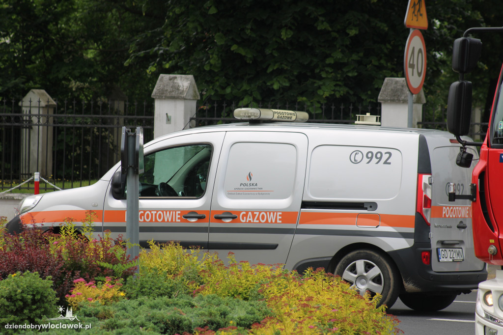 Auto uderzyło w budynek. Mężczyzna i dziecko w szpitalu