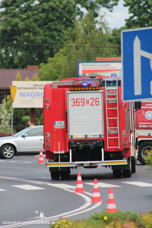 Auto uderzyło w budynek. Mężczyzna i dziecko w szpitalu
