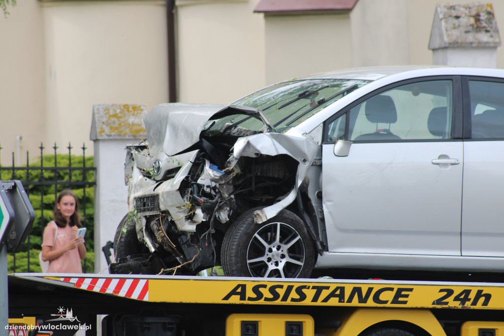 Auto uderzyło w budynek. Mężczyzna i dziecko w szpitalu