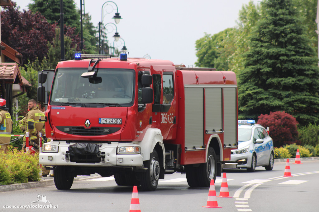 Auto uderzyło w budynek. Mężczyzna i dziecko w szpitalu