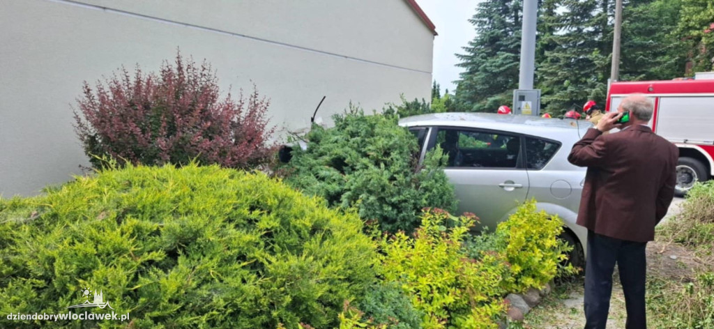 Auto uderzyło w budynek. Mężczyzna i dziecko w szpitalu