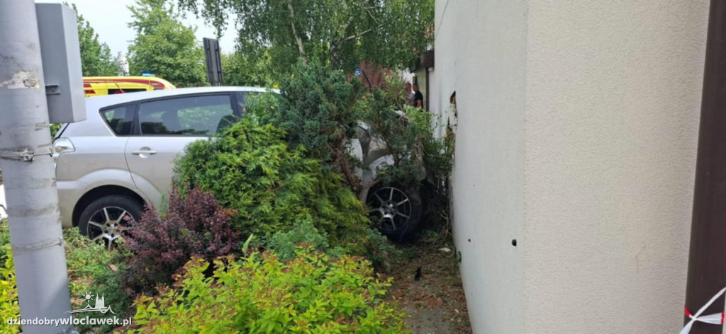 Auto uderzyło w budynek. Mężczyzna i dziecko w szpitalu
