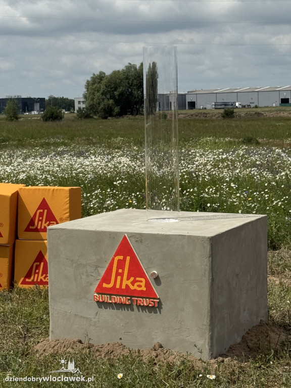 SIKA  z kamieniem węgielnym
