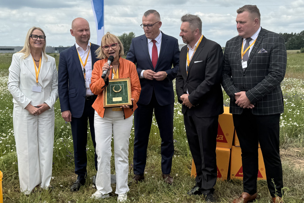 SIKA  z kamieniem węgielnym