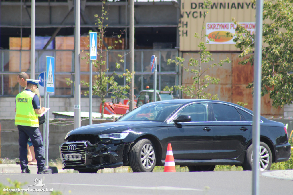 Audi uderzyło w motocykl na rondzie
