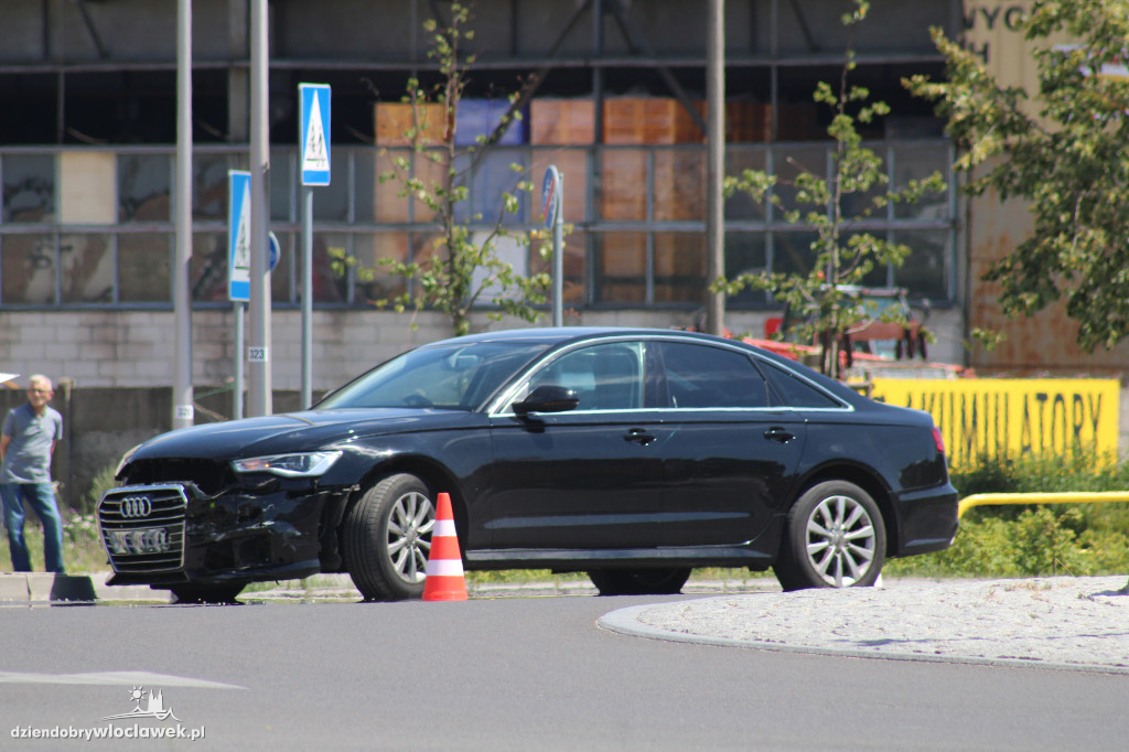 Audi uderzyło w motocykl na rondzie