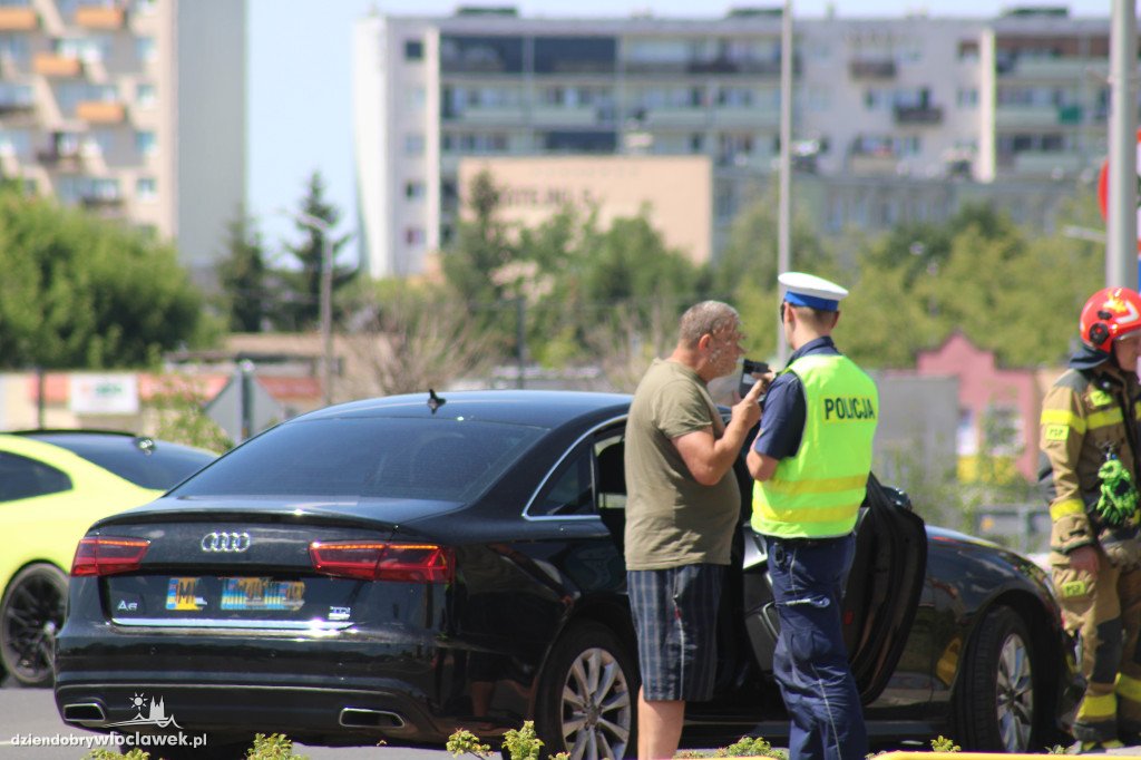 Audi uderzyło w motocykl na rondzie