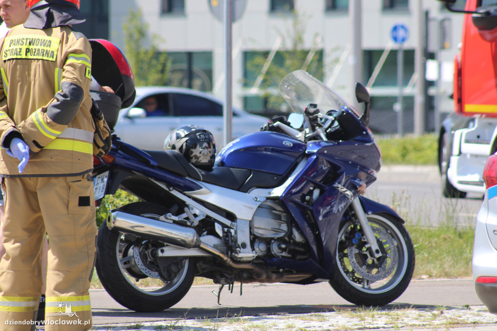 Audi uderzyło w motocykl na rondzie