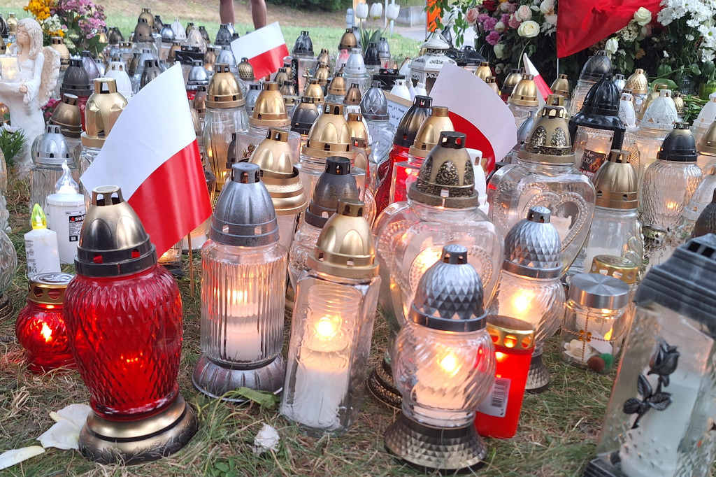 Znicze i kwiaty w Parku Glazja