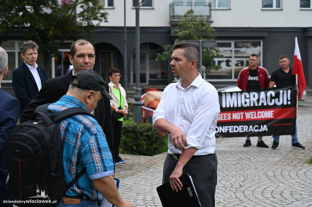 Pikieta pod Urzędem Miasta: STOP IMIGRANTOM
