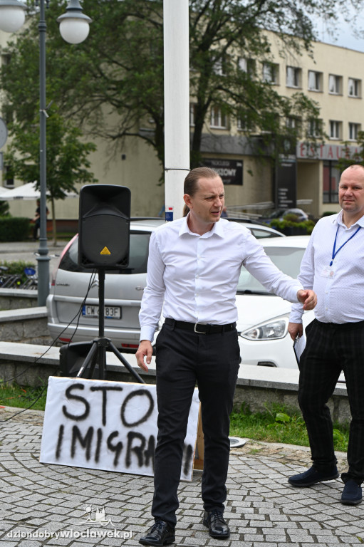 Pikieta pod Urzędem Miasta: STOP IMIGRANTOM