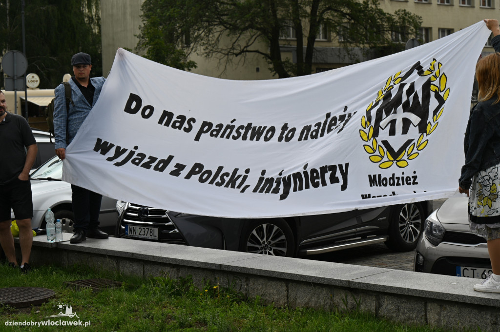 Pikieta pod Urzędem Miasta: STOP IMIGRANTOM