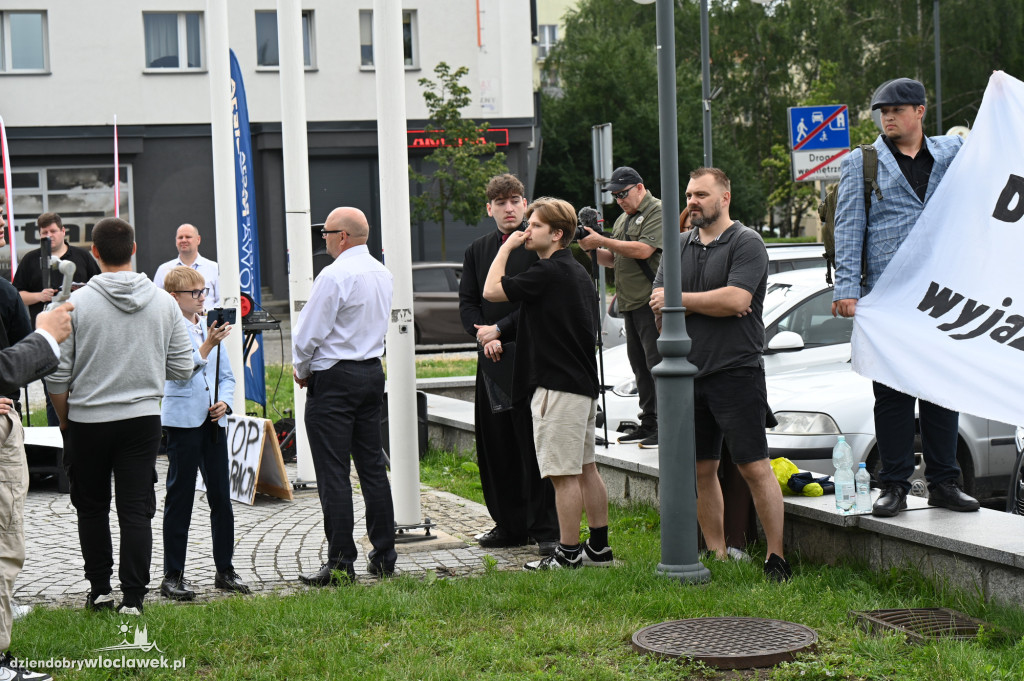 Pikieta pod Urzędem Miasta: STOP IMIGRANTOM