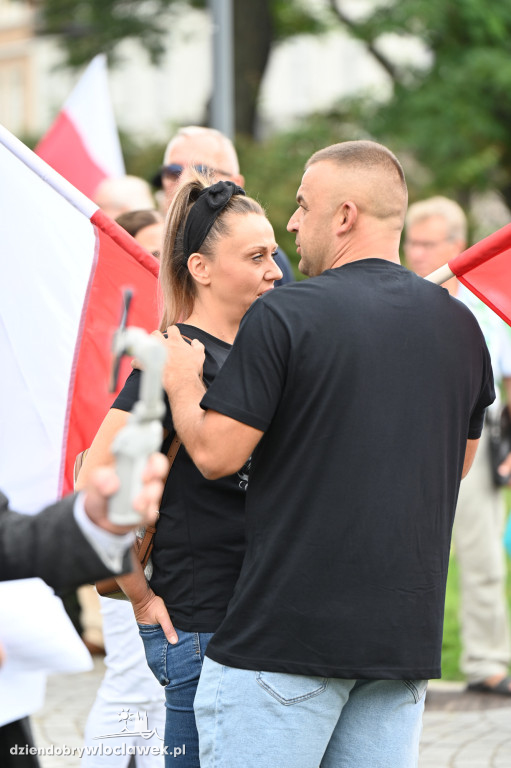 Pikieta pod Urzędem Miasta: STOP IMIGRANTOM